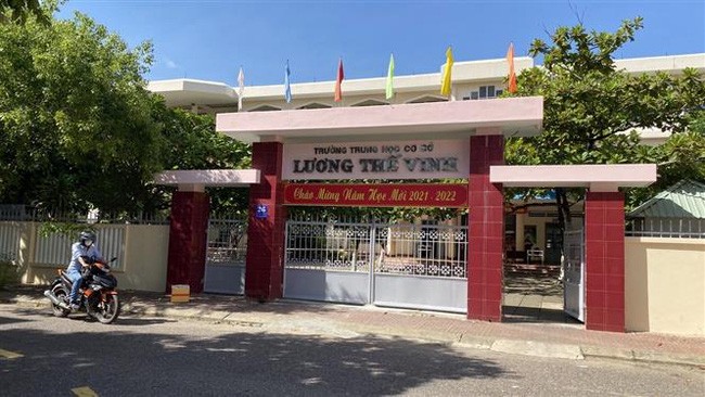 Trường trung học cơ sở Lương Thế Vinh (Quy Nhơn) đã cho học sinh nghỉ học khẩn cấp trong sáng ngày 20/10 do phát hiện ca mắc COVID-19 là học sinh lớp 9 của trường. Ảnh: TTXVN