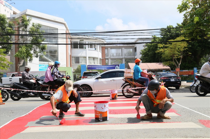 “Thảm an toàn cho học sinh qua đường” tại trước cổng trường. Ảnh: T.P