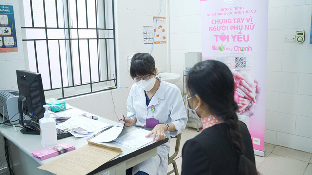 Tư vấn cho người đến khám sàng lọc ung thư vú tại BV Ung bướu Hà Nội. Ảnh: SKĐS