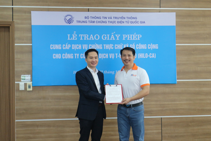 Ông Nguyễn Thiện Nghĩa – Phó Giám đốc phụ trách Trung tâm chứng thực điện tử quốc gia trao Giấy phép cung cấp dịch vụ chứng thực chữ ký số công cộng cho Công ty cổ phần dịch vụ T-VAN HILO