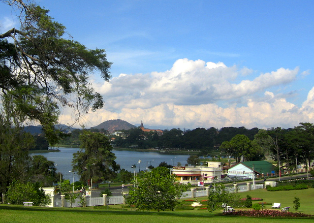 Da_Lat,_view_to_Xuan_Huong_lake_2