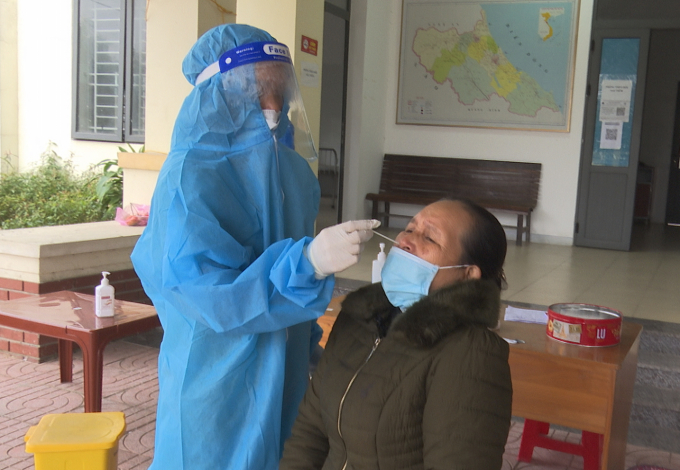 Lực lượng y tế lấy mẫu xét nghiệm các trường hợp F1 tại thị trấn Xuân An
 