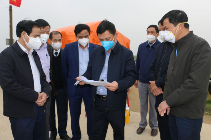 Phó chủ tịch tỉnh Hà Tĩnh kiểm tra danh sách test nhanh tại xã Cẩm Duệ, Cẩm Xuyên