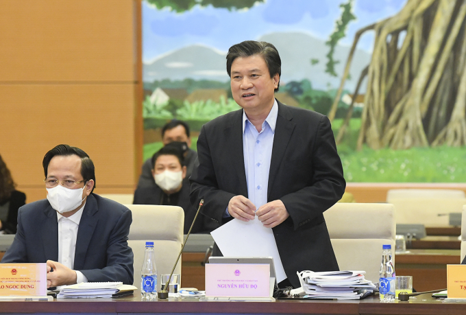 Thứ trưởng Nguyễn Hữu Độ báo cáo tại phiên giải trình