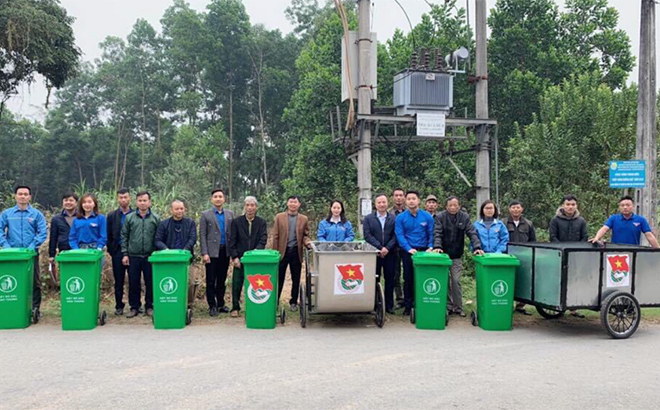 Nhân dân thôn Cống Đá, xã Âu Lâu, thành phố Yên Bái được hỗ trợ để thành lập tổ tự quản thu gom, vận chuyển rác thải sinh hoạt