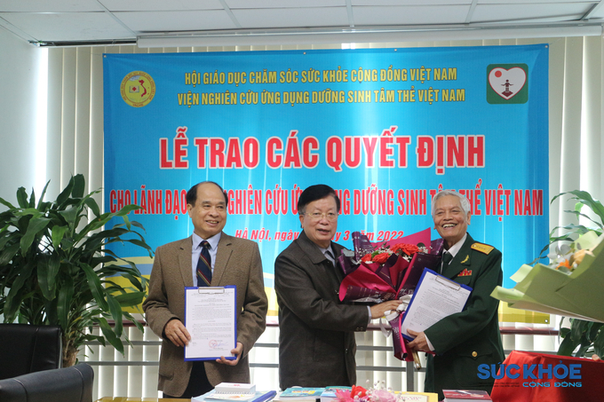 Chủ tịch Hội GDCSSKCĐ Việt Nam trao quyết định và tặng hoa cho Đại tá, Tiến sỹ, Nhạc sỹ Doãn Nho