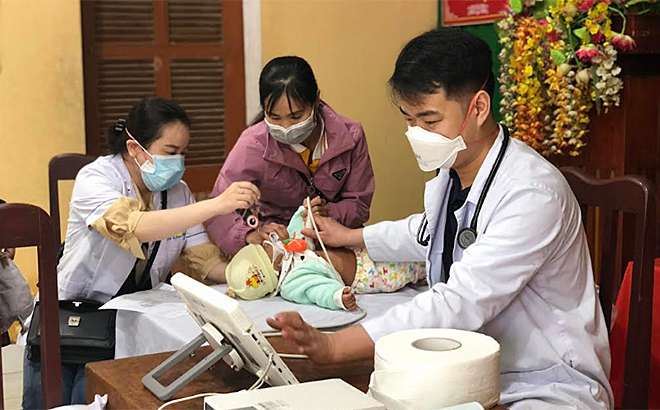 Các bác sỹ Trung tâm Tim mạch, Bệnh viện E Hà Nội khám sàng lọc cho trẻ em bị tim bẩm sinh trên địa bàn huyện Trấn Yên