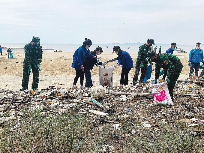 Đoàn viên thanh niên các đơn vị, địa phương trên địa bàn TP Móng Cái ra quân dọn vệ sinh bãi biển Trà Cổ