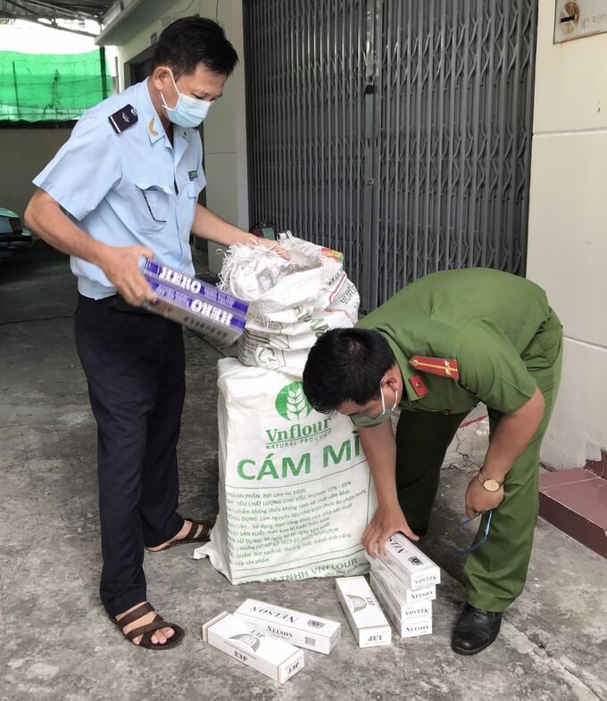 Đội Kiểm soát Hải quan phối hợp với Công an xã Phú Thuận B bắt giữ 830 gói thuốc lá ngoại