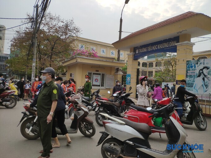 Lực lượng chức năng phân luồng giao thông ngay trước cổng trường Tiểu học Khương Đình, tránh gây ùn tắc