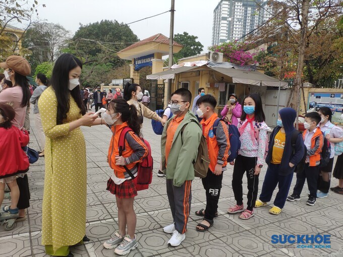 Học sinh Trường Tiểu học Khương Đình cũng được giáo viên đo thân nhiệt trước khi vào sân trường