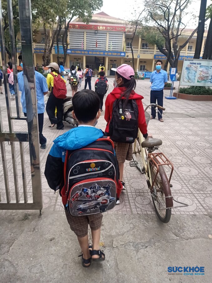 Nhiều học sinh lớp lớn tại trường Tiểu học Đại Mỗ đã tự đạp xe đến trường ngay trong sáng nay
