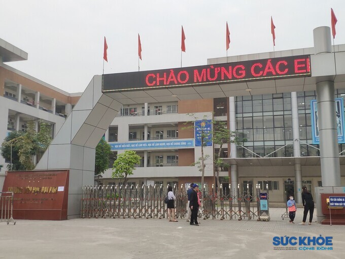 Tại trường Tiểu học Đại Kim, mặc dù các con đã vào lớp học, nhưng nhiều phụ huynh vẫn giữ thói quen đứng ngoài cổng trường để nhìn con trong lớp học