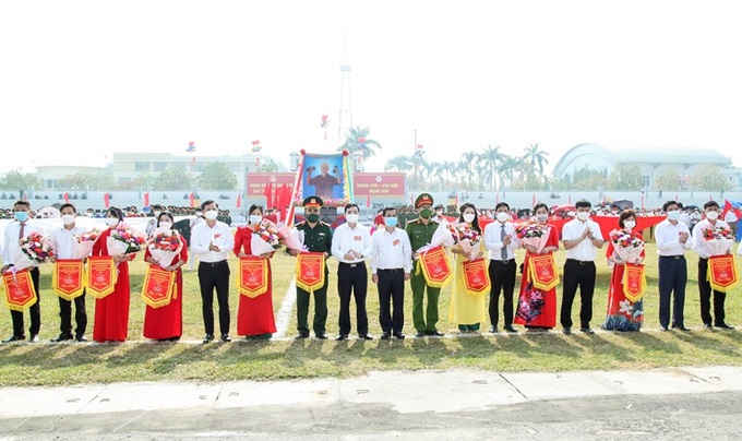 Phó Chủ tịch Thường trực UBND tỉnh Vũ Việt Văn cùng các đại biểu tặng hoa, cờ lưu niệm cho các đoàn tham gia đại hội