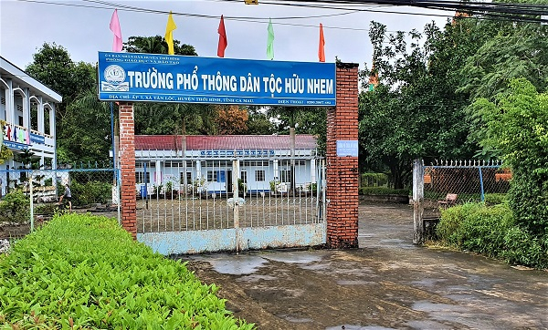Trường Phổ thông Dân tộc Hữu Nhem, ở ấp 7, xã tân Lộc, huyện Thới Bình