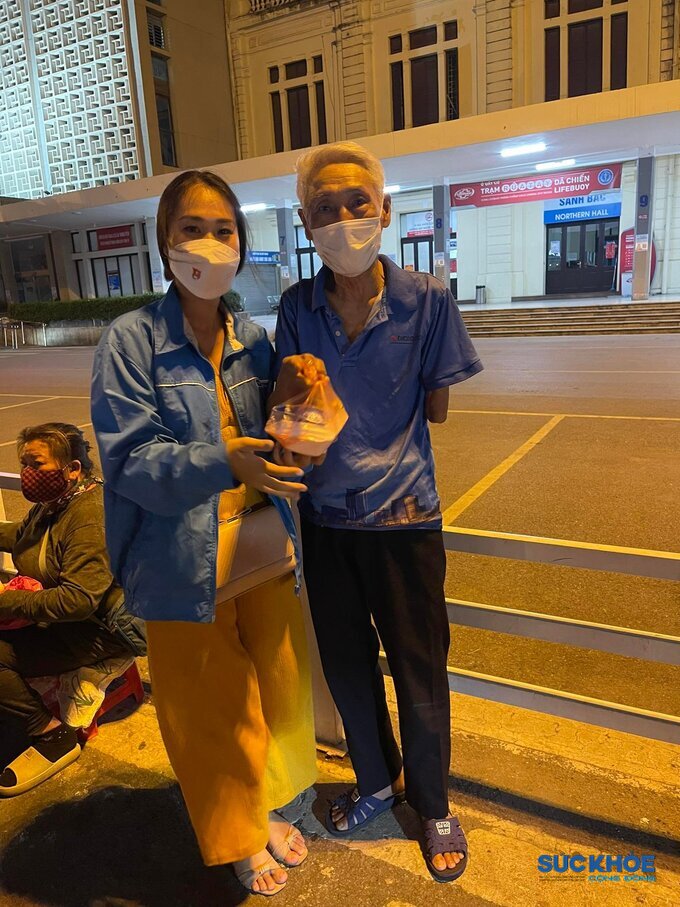 Ông Đinh Văn Thành, 64 tuổi (quê Hòa Bình) nhận suất cơm từ thành viên tình nguyện