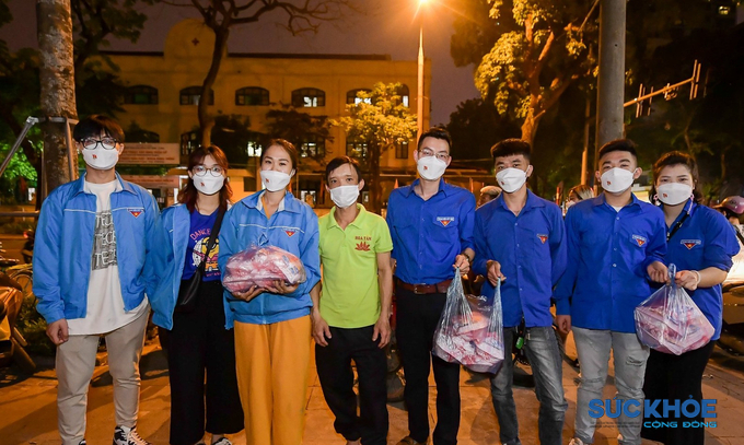 Anh Nguyễn Đức Duy - Bí thư Đoàn TNCS HCM phường Chương Dương (giữa) cùng các thanh niên tình nguyện sẵn sàng với công tác thiện nguyện
