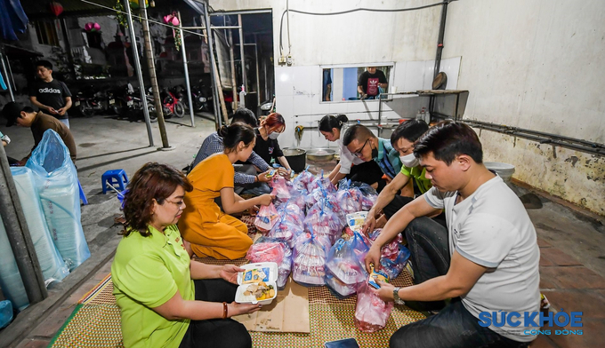 Đoàn TNCS HCM phường Chương Dương (quận Hoàn Kiếm, Hà Nội) cùng nhóm bếp từ thiện Hoa Tâm chuẩn bị các suất cơm từ tối ngày 14/4