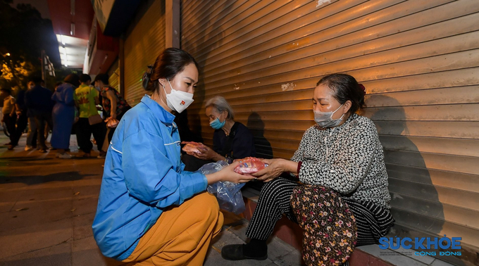 Chị Lê Nguyệt Ánh - Dược sỹ Công ty cổ phần Traphaco hiện đang là Phó Bí thư chi đoàn Hồng Hà 1, quận Hoàn Kiếm, Hà Nội đang trao suất cơm nóng hổi cho những người có hoàn cảnh khó khăn