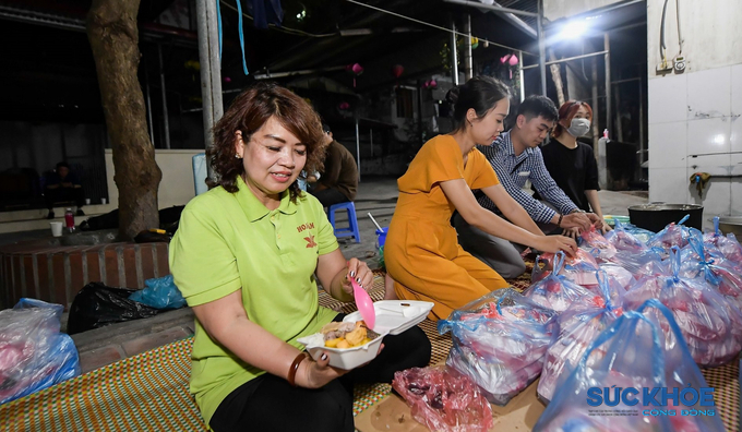 Những suất cơm được đóng gói cẩn thận để sắp xếp mang đến địa điểm phát cơm