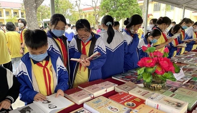 Học sinh tham gia đọc sách tại Lễ phát động
