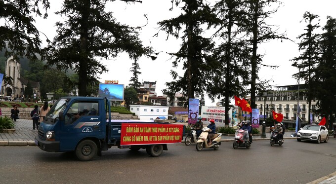 Diễu hành, cổ động tuyên truyền Tháng hành động vì an toàn thực phẩm năm 2022. Ảnh: Báo Lào Cai