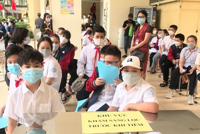 Khối lớp 6 học sinh trường THCS Chương Dương chuẩn bị tiêm vaccine phòng COVID-19