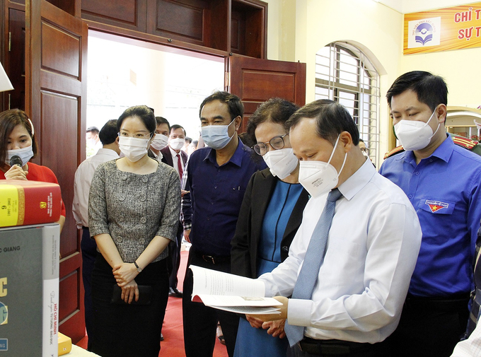 Phó Chủ tịch Thường trực UBND tỉnh Mai Sơn cùng các đại biểu tham quan gian trưng bày sách tại Thư viện tỉnh. Ảnh: Bacgiang.gov