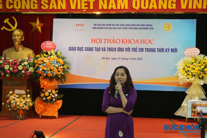 Bà Vũ Thị Xuân - Giám đốc Ban phát triển giáo dục gia đình của viện IPD và là CEO của công ty FWU với báo cáo “Giáo dục sớm tại nhà cho trẻ từ 0 đến 6 tuổi”