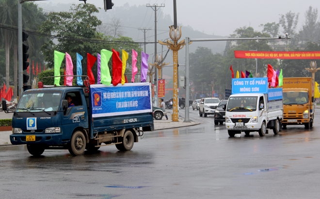 Diễu hành tuyên truyền Tháng công nhân và Tháng hành động về an toàn, vệ sinh lao động tỉnh Yên Bái năm 2022 tại các tuyến đường trên địa bàn thành phố