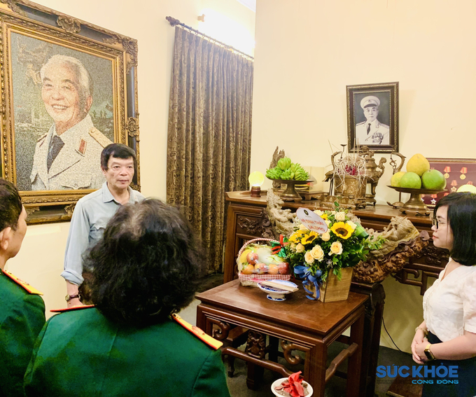 Chú Võ Điện Biên giới thiệu về bức chân dung của Đại tướng Võ Nguyên Giáp