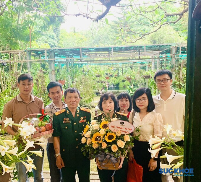 Cựu chiến binh Lê Xuân Chiến và cô Hà Thị Hòa Bình cùng các thế hệ trẻ dâng hương tưởng nhớ Đại tướng Võ Nguyên Giáp