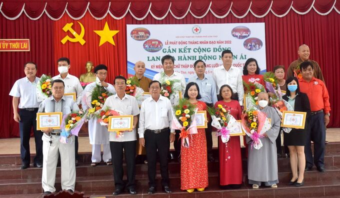 Phó Chủ tịch UBND TP Cần Thơ cùng lãnh đạo huyện Thới Lai tặng hoa thay lời cảm ơn các đơn vị tài trợ tại lễ phát động Tháng nhân đạo năm 2022