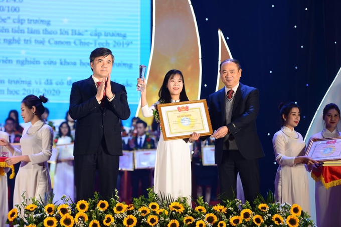 Nguyễn Thu Hà nhận giải thưởng Sinh viên 5 tốt cấp Trung ương năm 2020. Ảnh: nhân vật cung cấp