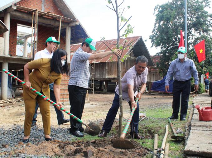 Các đại biểu tham gia trồng cây xanh tại tuyến đường Y Jút (thị trấn Liên Sơn, huyện Lắk). Ảnh: BĐL
