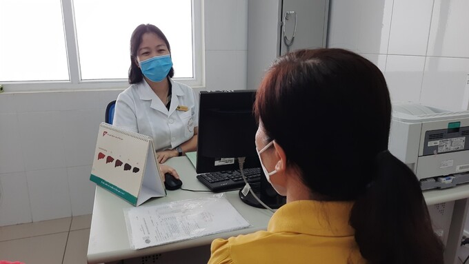 BS CKII Nguyễn Nguyên Huyền, Trưởng Khoa khám bệnh cơ sở Kim Chung tư vấn cho 1 bệnh nhân mắc viêm gan (Ảnh BVCC)