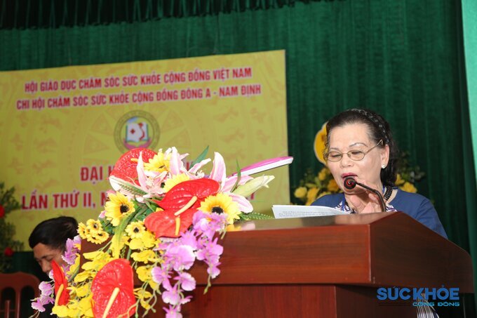 Bà Trần Thị Đắc - Chi hội trưởng Chi hội Giáo dục chăm sóc sức khỏe cộng đồng Đông A - Nam Định phát biểu khai mạc