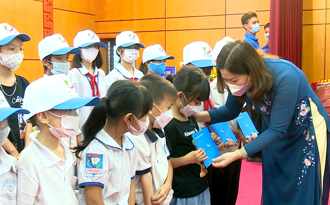 Phó Chủ tịch UBND tỉnh tặng quà cho trẻ em có hoàn cảnh đặc biệt khó khăn của tỉnh. Ảnh: Báo Yên Bái
