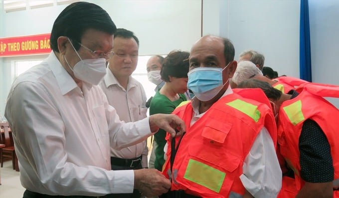 Nguyên Chủ tịch nước Trương Tấn Sang tặng áo phao cho ngư dân. Ảnh: LĐO
