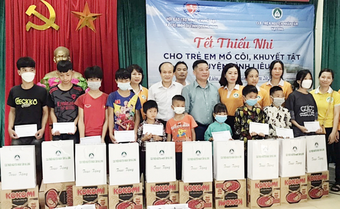 Lãnh đạo Hội Bảo trợ NKT-TMC tỉnh và CLB Thiện nguyện Nhân Tâm Hạ Long trao tặng quà cho trẻ em hoàn cảnh khó khăn tại xã Đồng Tâm (huyện Bình Liêu).