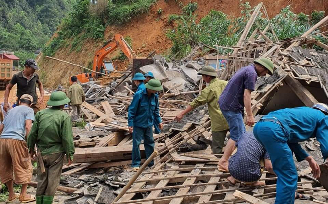 Các lực lượng tham gia tìm kiếm những vật dụng còn dùng được cho các hộ dân sau vụ sạt ta luy dương. Ảnh: BYB