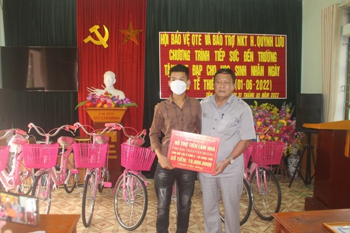 Chủ tịch Hội Bảo vệ quyền trẻ em và bảo trợ người khuyết tật huyện Quỳnh Lưu trao tiền hỗ trợ làm nhà cho trẻ em mồ côi xã Ngọc Sơn. Ảnh: MK