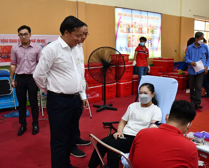 Chủ tịch UBND tỉnh Cà Mau động viên các tình nguyện viên tham gia hiến máu