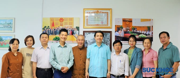 Phó Chủ tịch Vũ Việt Anh chụp ảnh cùng các cán bộ của Ban Từ thiện