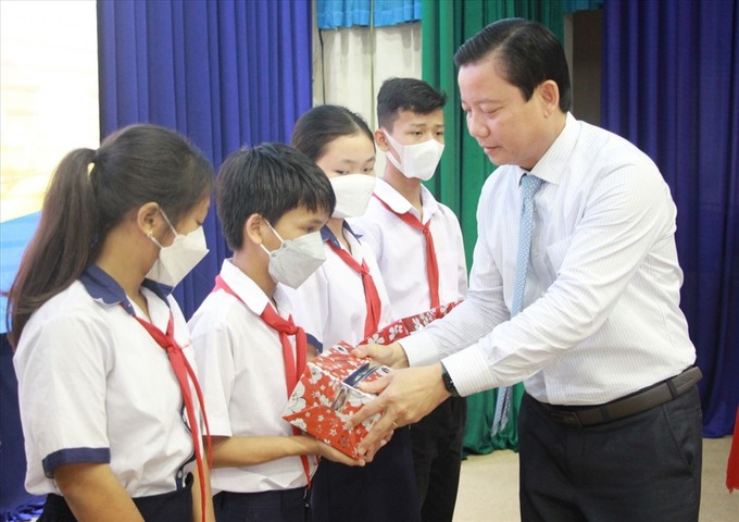 Phó Chủ tịch UBND tỉnh Long An tặng quà cho trẻ em. Ảnh: LĐO