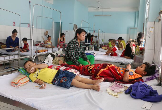 Trẻ em mắc SXH điều trị tại Bệnh viện Sản - Nhi tỉnh An Giang. Ảnh: BAG