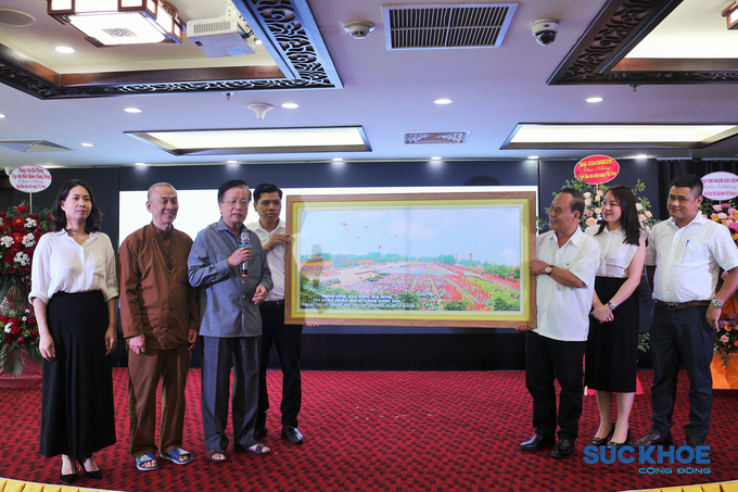 Ông Nguyễn Hồng Quân - Chủ tịch Hội GDCSSKCĐ Việt Nam tặng bức tranh cho Tạp chí SKCĐ