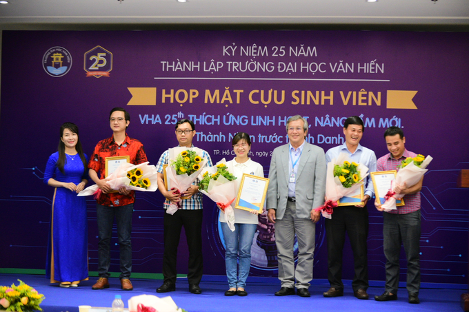Lãnh đạo Trường Đại học Văn Hiến tặng hoa và thư cảm ơn tới các cựu sinh viên tiêu biểu
