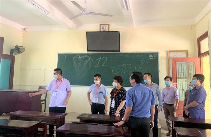 Đoàn kiểm tra tại điểm thi THPT Phan Đình Phùng, Đồng Hới, Quảng Bình
