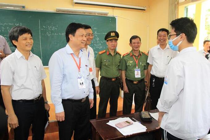 Thứ trưởng Nguyễn Hữu Độ kiểm tra tại Điểm thi Trường THPT Lê Quý Đôn (quận Hải An, Hải Phòng)